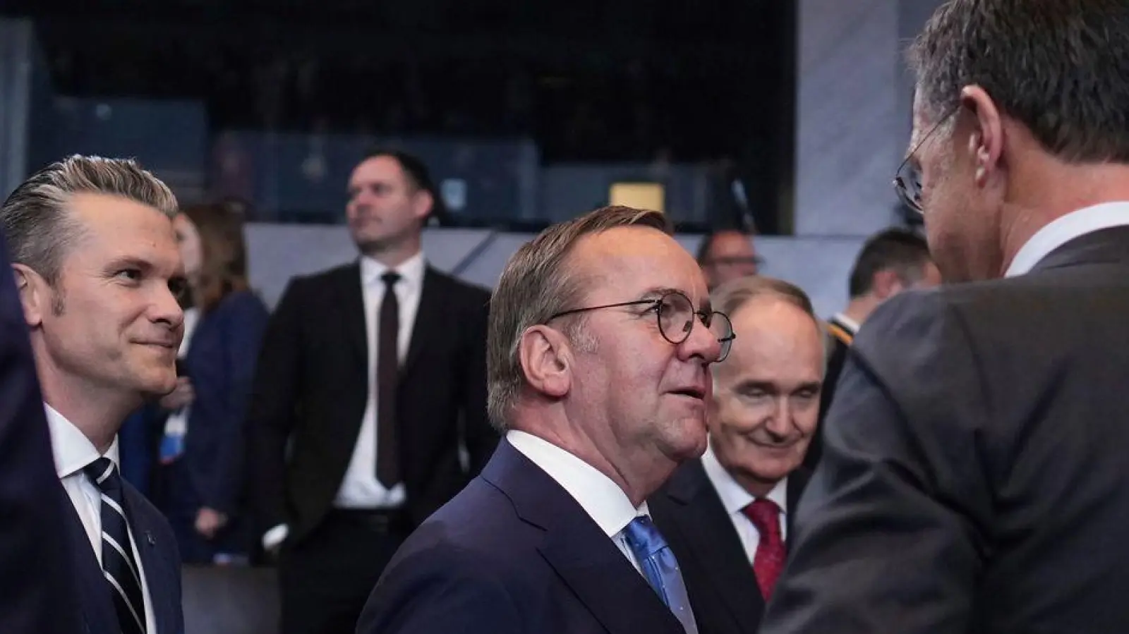 Verteidigungsminister Boris Pistorius und seine Kollegen müssen nun das größte Nato-Aufrüstungsprogramm seit Jahrzehnten umsetzen. (Foto: Virginia Mayo/AP/dpa)