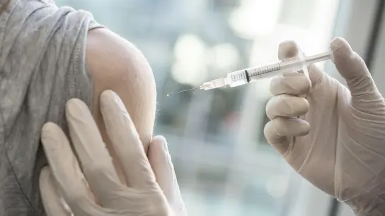 Eine Frau lässt sich gegen Hepatitis-B impfen. (Foto: Robert Günther/dpa-tmn)