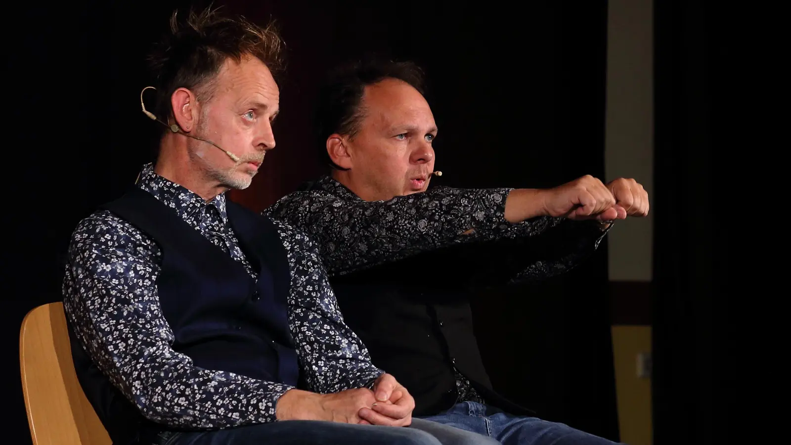 Unterwegs im klapprigen Oldtimer und mit der Asche des Papas: Roland Penzinger (links) und Robert Blöchl in ihrem Ulkstück „ERiCH“. (Foto: Thomas Wirth)