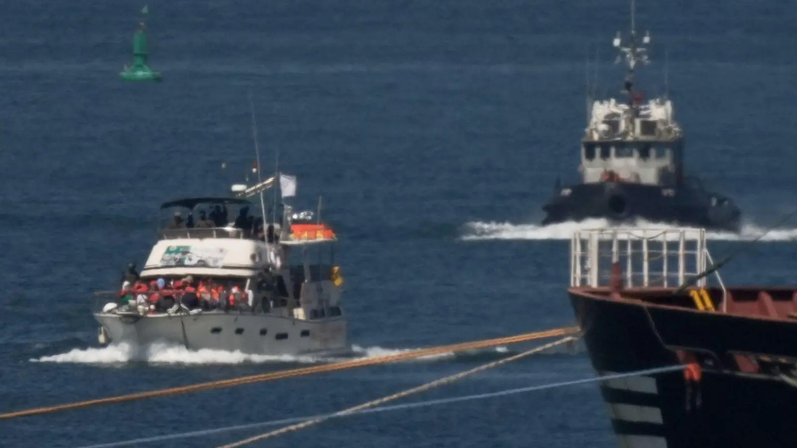 Vor Gaza: Israel eskortiert und stoppt Boote der Global Sumud Flotilla. (Foto: Leo Correa/AP/dpa)