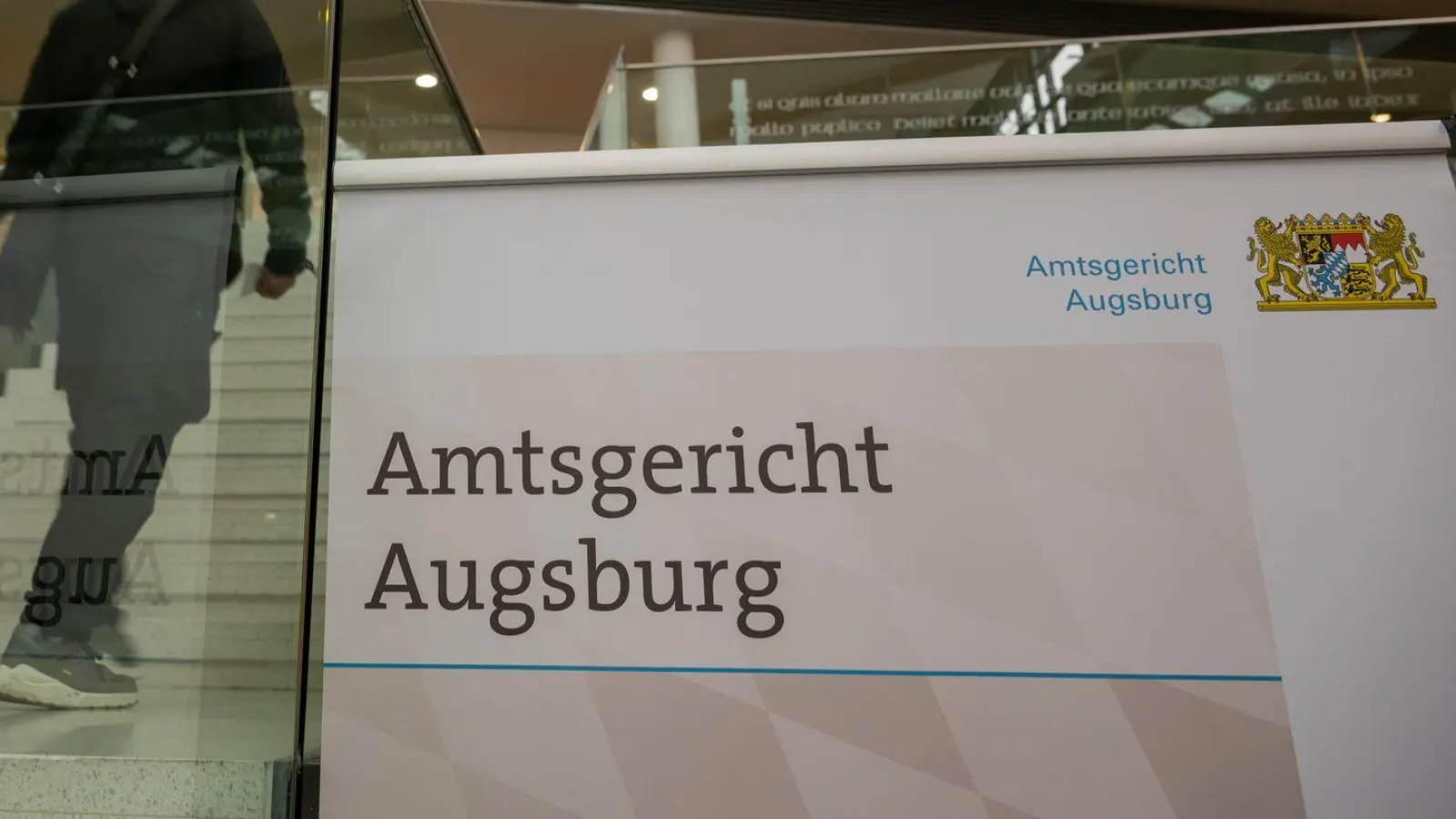 Am Amtsgericht in Augsburg ist eine Mutter angeklagt - es geht um den Missbrauch ihrer achtjährigen Tochter. (Symbolfoto) (Foto: Stefan Puchner/dpa)