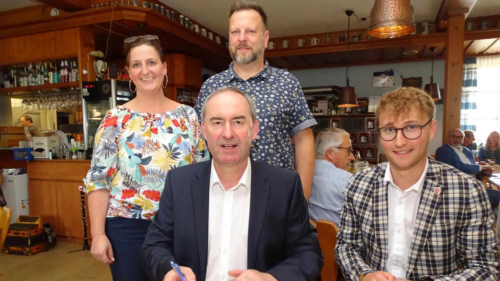 Eitel Sonnenschein beim Eintrag in das Goldene Buch der Stadt Ornbau: Wirtschaftsminister Hubert Aiwanger, flankiert von Bürgermeister Marco Meier (rechts). Dahinter Zweite Bürgermeisterin Diana Fichtner und Mario Lindemann als Vertreter des gesamten Stadtrates. (Foto: Reinhard Krüger)