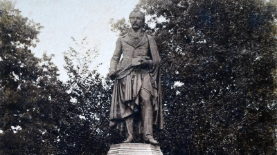 Diese historische Postkarte zeigt das Denkmal für den Dichter August Graf von Platen an seinem ursprünglichen Standort auf dem Schlossplatz. (Foto: Sammlung Breitschwert)