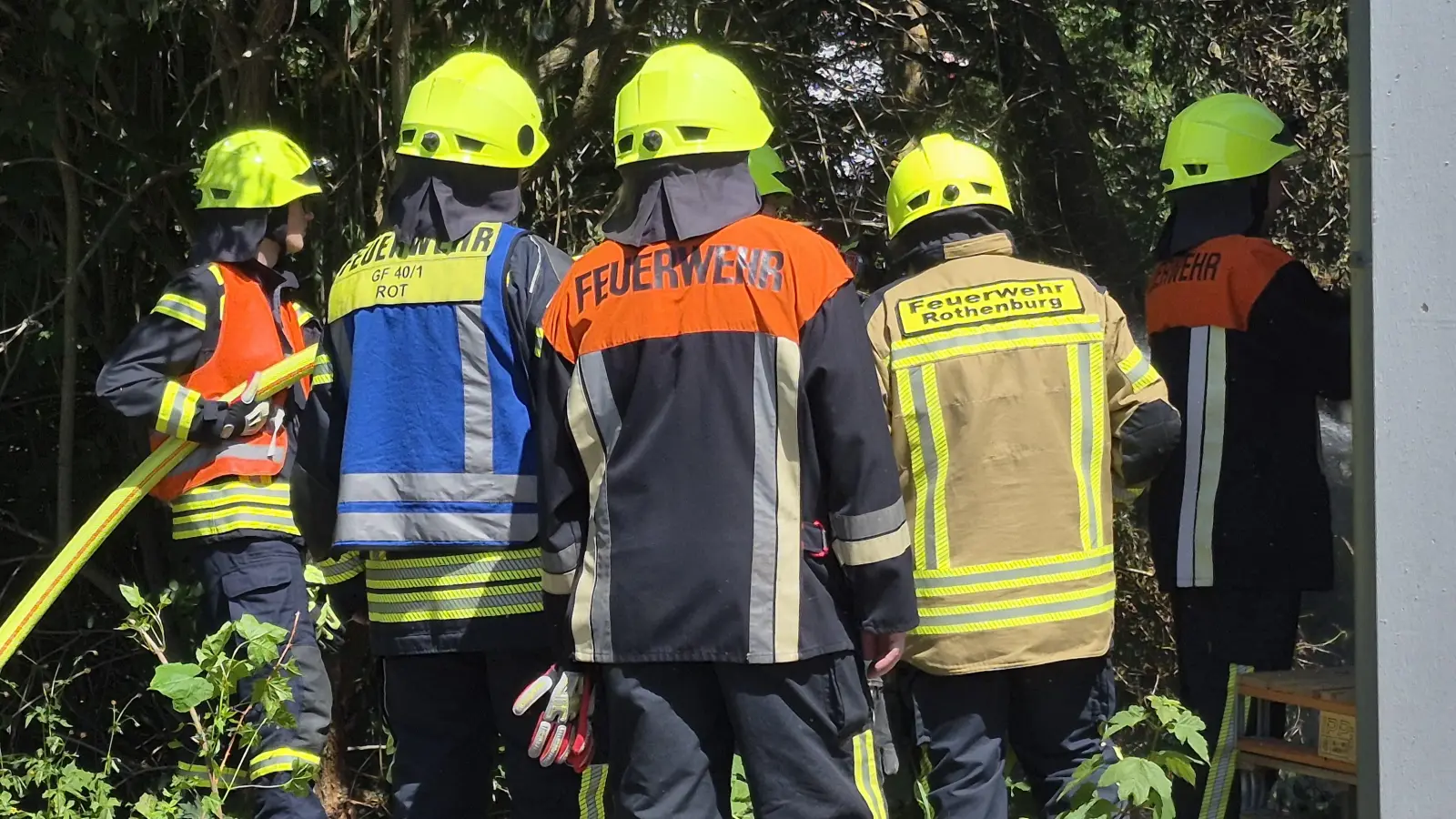 Ein Buschfeuer in Rothenburg (Landkreis Ansbach) nahe eines Getränkemarkts wurde dank der schnellen Reaktion einer Mitarbeiterin rechtzeitig gestoppt.  (Foto: Margit Schwandt)