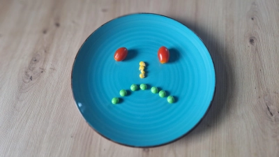 Der Blick auf den Teller bereitet keine Freude mehr. Menschen, die eine Essstörung haben, sind mit dem, was dort liegt, oft nicht zufrieden. (Foto: Daniela Ramsauer)