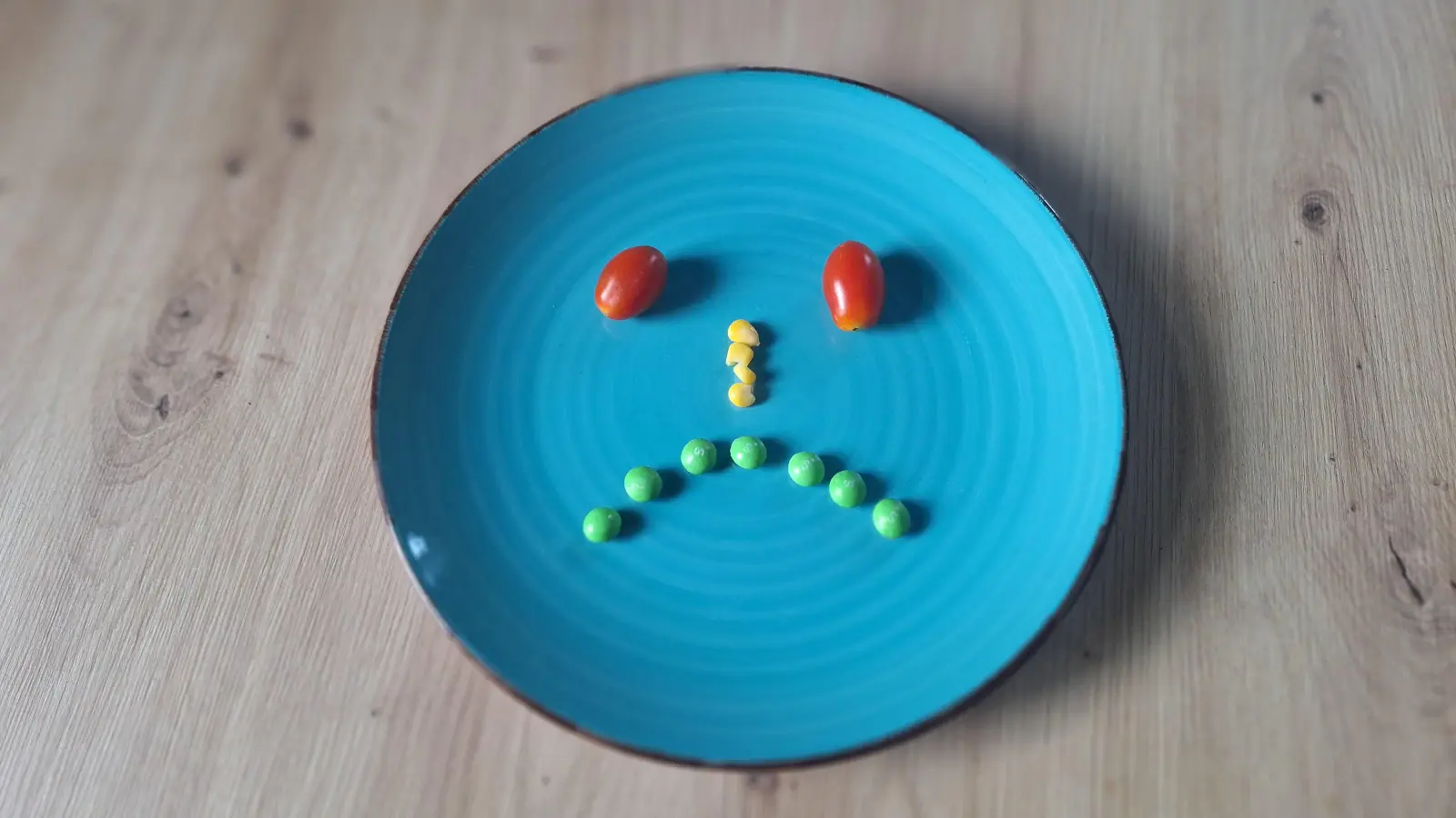 Der Blick auf den Teller bereitet keine Freude mehr. Menschen, die eine Essstörung haben, sind mit dem, was dort liegt, oft nicht zufrieden. (Foto: Daniela Ramsauer)
