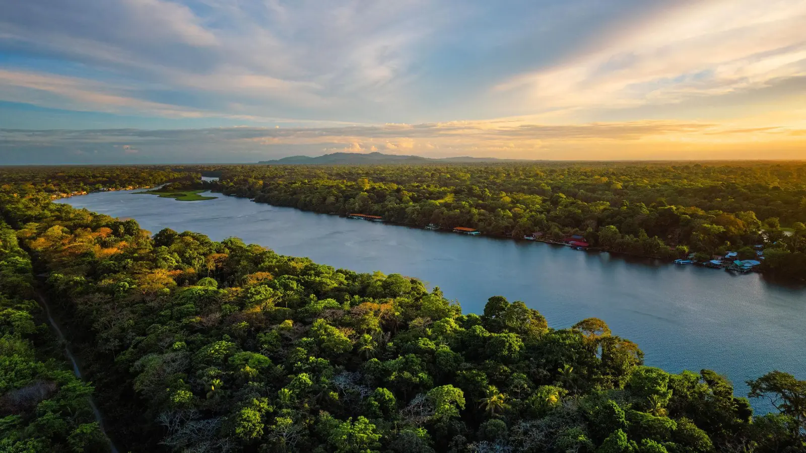 Fluss im Dschungel: Der Tortuguero-Nationalpark wird von einem riesigen Netz aus Wasserwegen durchzogen.  (Foto: Costa Rica Tourism Board/dpa-tmn)