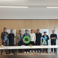 Die Modelle und ihre Erfinder. Zusätzlich zu sehen sind Professor Niels Jonkhans (rechts), Professor Volker Halbach (Zweiter von links) und Jürgen Heckel (Dritter von links). (Foto: Constantin Prosch)