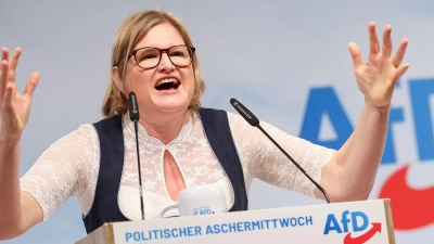 Katrin Ebner-Steiner, Fraktionsvorsitzende der AfD im bayerischen Landtag, hält eine Rede. (Foto: Daniel Löb/dpa)