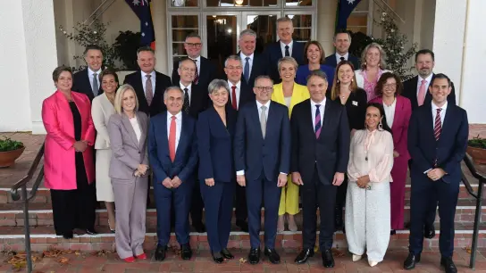 Premierminister Anthony Albanese und sein Kabinett posieren nach der Vereidigungszeremonie in Canberra für ein Foto. (Foto: Mick Tsikas/AAP/dpa)