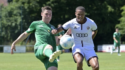 Gefiel als Außenverteidiger: Der Ansbacher Neuzugang Mirko Puscher (links), hier mit Micah Ham vom FC Ingolstadt II. (Foto: Martin Rügner)