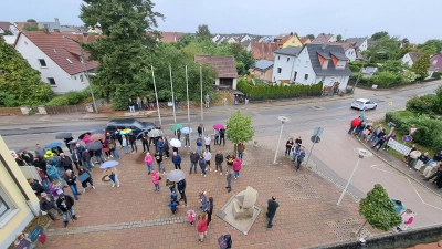 Etwa 70 Demonstranten zählte die Polizei vor dem Burgoberbacher Rathaus. Sie üben Kritik an der geplanten Flüchtlingsunterkunft gegenüber der Grundschule. (Foto: Alexander Biernoth)