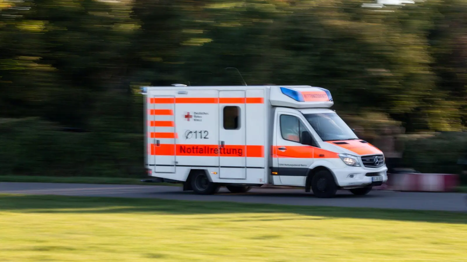 Neben Polizei und Rettungsdienst war auch die Feuerwehr zur Unterstützung vor Ort. (Symbolbild) (Foto: Fernando Gutierrez-Juarez/dpa-Zentralbild/ZB)