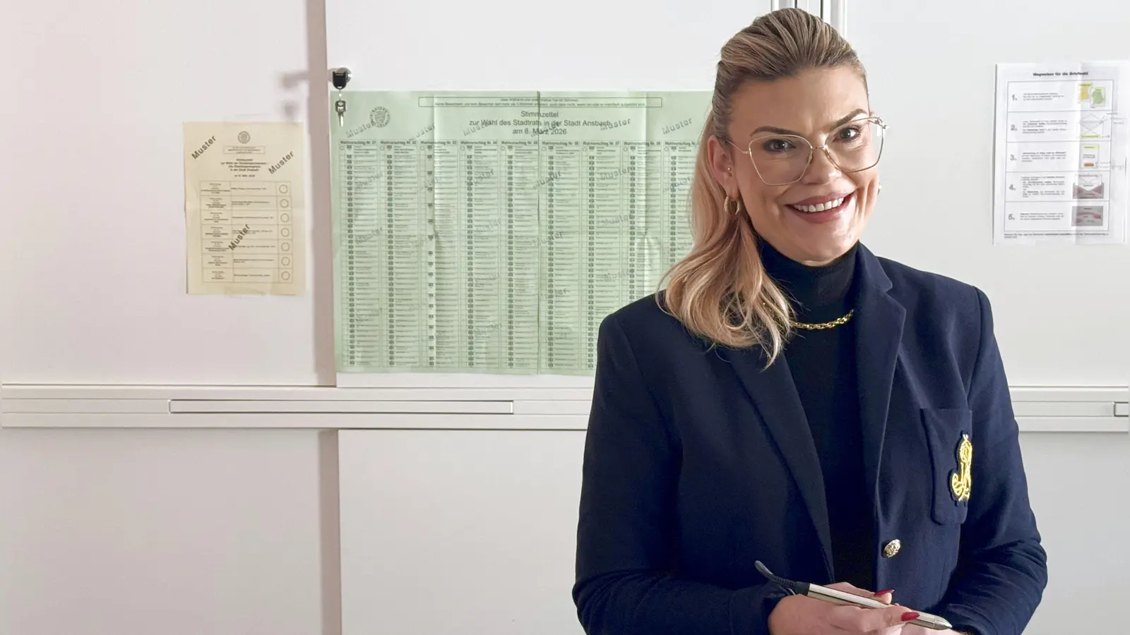 Mit dem elektronischen Auszählstift vor den Muster-Stimmzetteln: Stefanie Schmidt (42) ist am Sonntag Wahlvorsteherin in Ansbach. (Foto: Oliver Herbst)