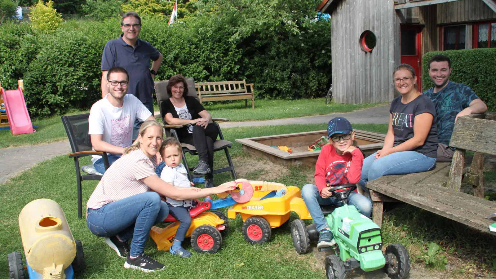 Familie Habiger – hier mit dem Enkel der Geißendörfers, Theo, auf dem grünen Traktor – kommt seit 30 Jahren zum Urlaubmachen nach Steinach/Ens. (Foto: Hans-Bernd Glanz)