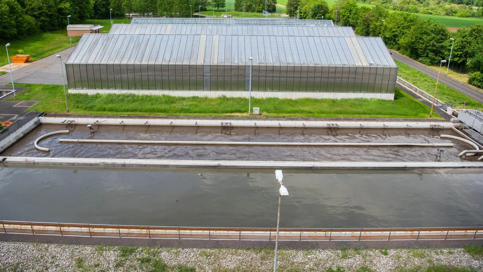 Der Tote trieb nach Angaben der Polizei in einem Klärschlammbecken. (Symbolbild) (Foto: Nicolas Armer/dpa)