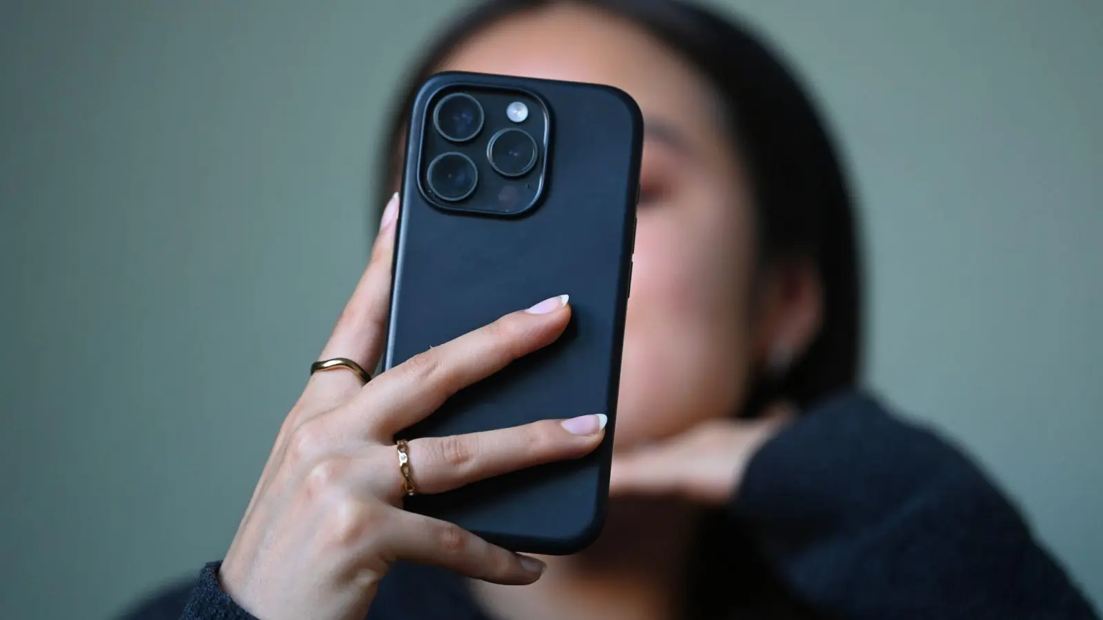 Bedroht, belästigt, bloßgestellt? Opfer haben auch jetzt schon Handhabe gegen digitale Gewalt. Bessere Gesetze sollen bald weiteren Schutz bieten. (Foto: Elisa Schu/dpa)