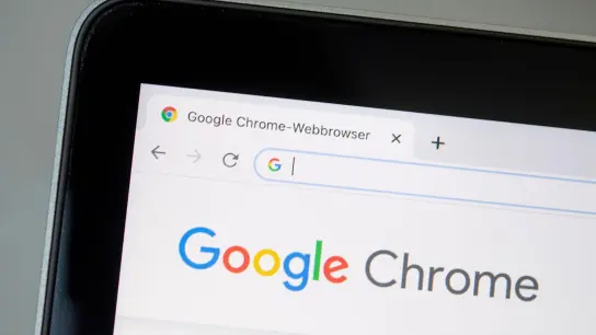 Windows, Linux und auch Mac: Für alle Desktop-Versionen von Chrome rollt Google eine Update aus. (Foto: Catherine Waibel/dpa-tmn)