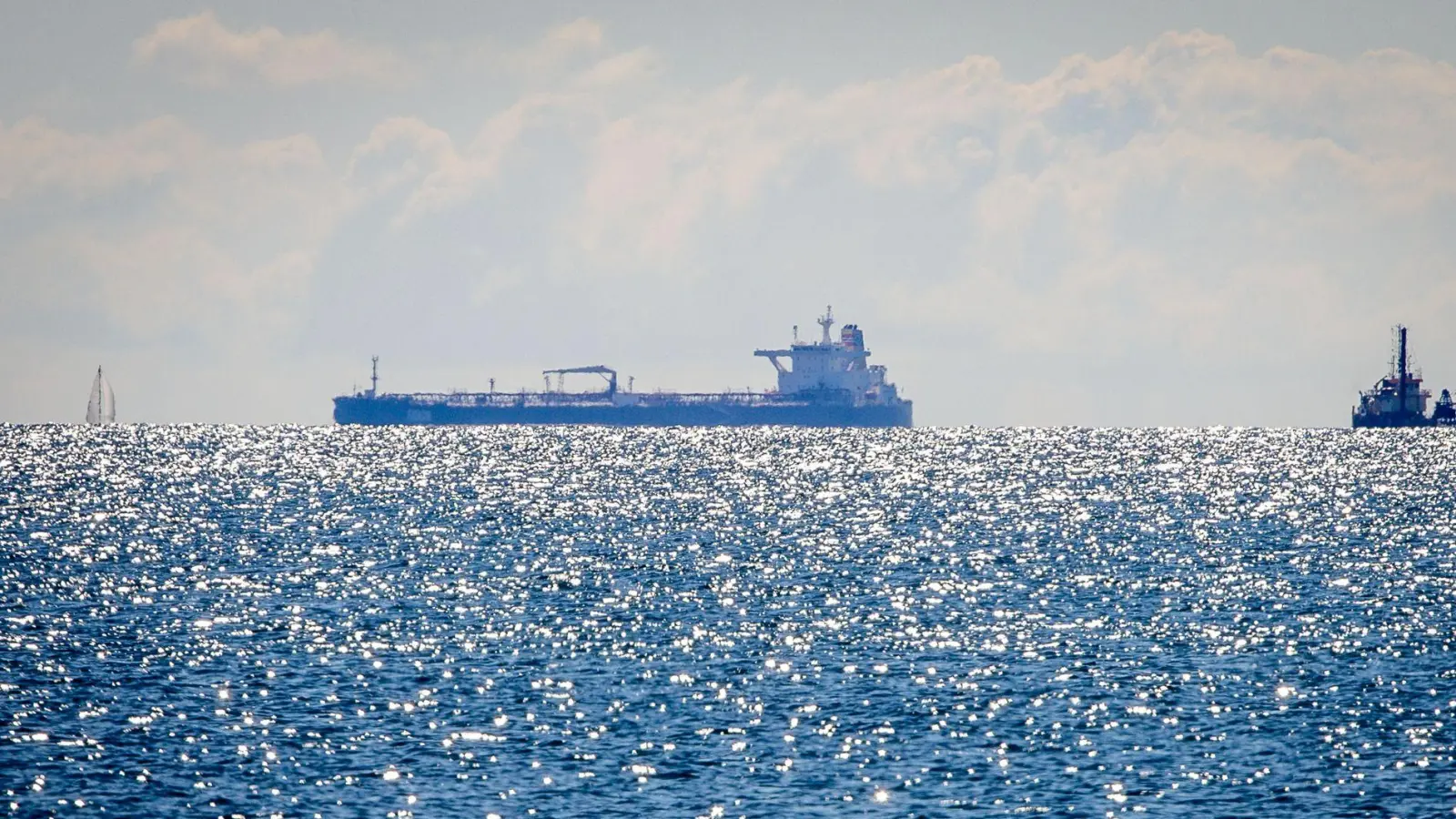 Immer wieder werden in Europa Tanker der russischen Schattenflotte eingenommen. (Foto: Jens Büttner/dpa)
