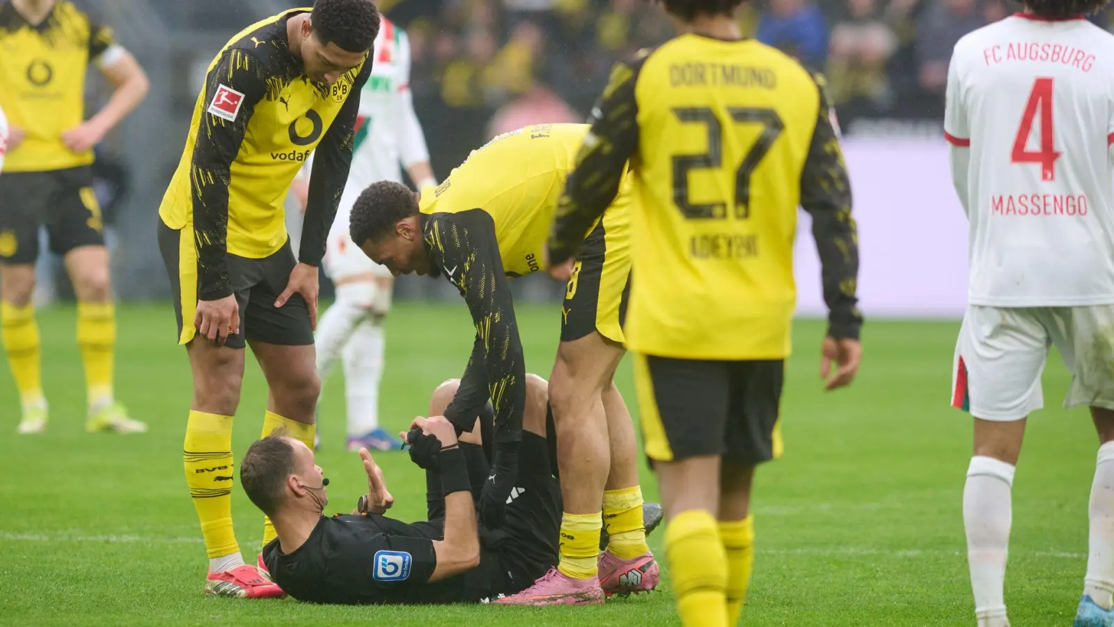 Schiri Bastian Dankert lag nach einem Zusammenprall mit Felix Nmecha kurz auf dem Rasen. (Foto: Bernd Thissen/dpa)