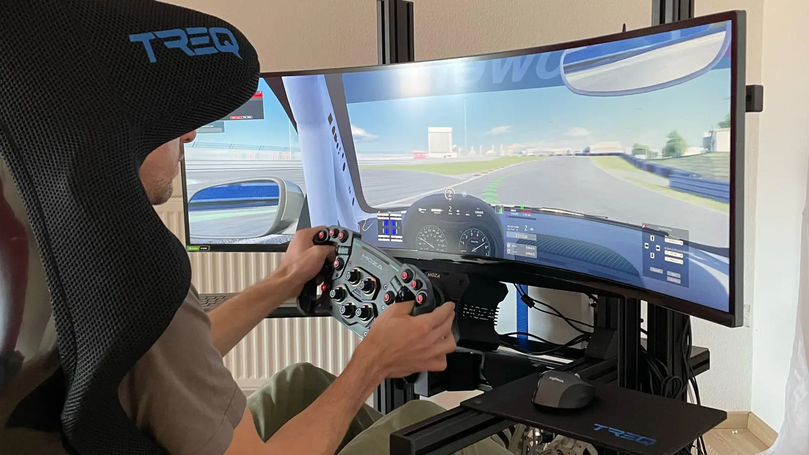 Der Sportleiter des Motorsportclubs Schillingsfürst, Andreas Dworatzek, testet den neuen Motorsport-Simulator. Dies ist laut dem MSC eine gute Möglichkeit, neue Mitglieder anzuwerben. (Foto: Cedric Sterner)