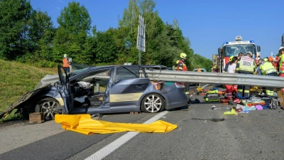 Zwei Männer starben in diesem Wrack, eine Frau wurde schwer verletzt. (Foto: Werner Kerschbaummay/Fotokerschi/APA/dpa)