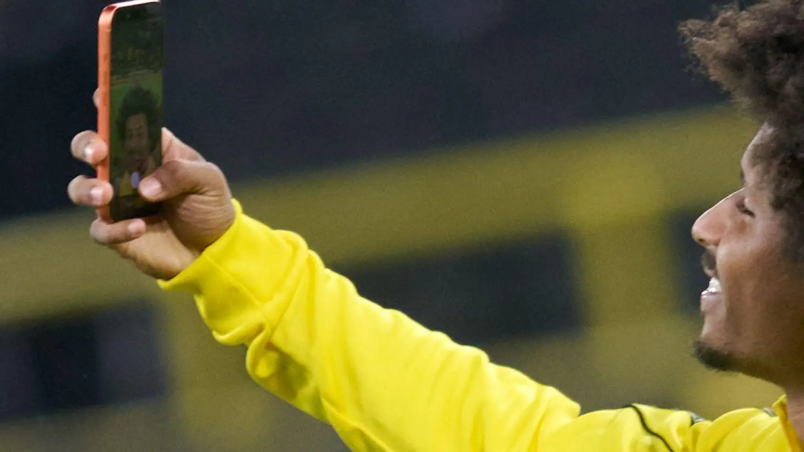 Auch Dortmunds Nationalspieler Karim Adeyemi ist in den sozialen Medien aktiv. (Archivbild) (Foto: Bernd Thissen/dpa)