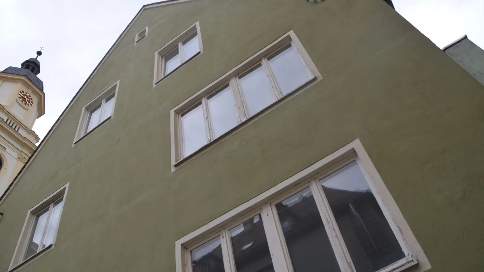 In prominenter Lage – direkt neben Stadtkirche und Rathaus – liegt der künftige Erweiterungsbau der Verwaltung. (Foto: Johannes Zimmermann)