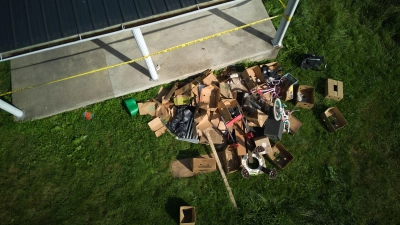 Fäkalien,Müll und 16 Kinder auf engstem Raum fanden die Behörden in diesem Holzhaus im US-Bundesstaat Ohio vor. (Foto: Carolyn Kaster/AP/dpa)