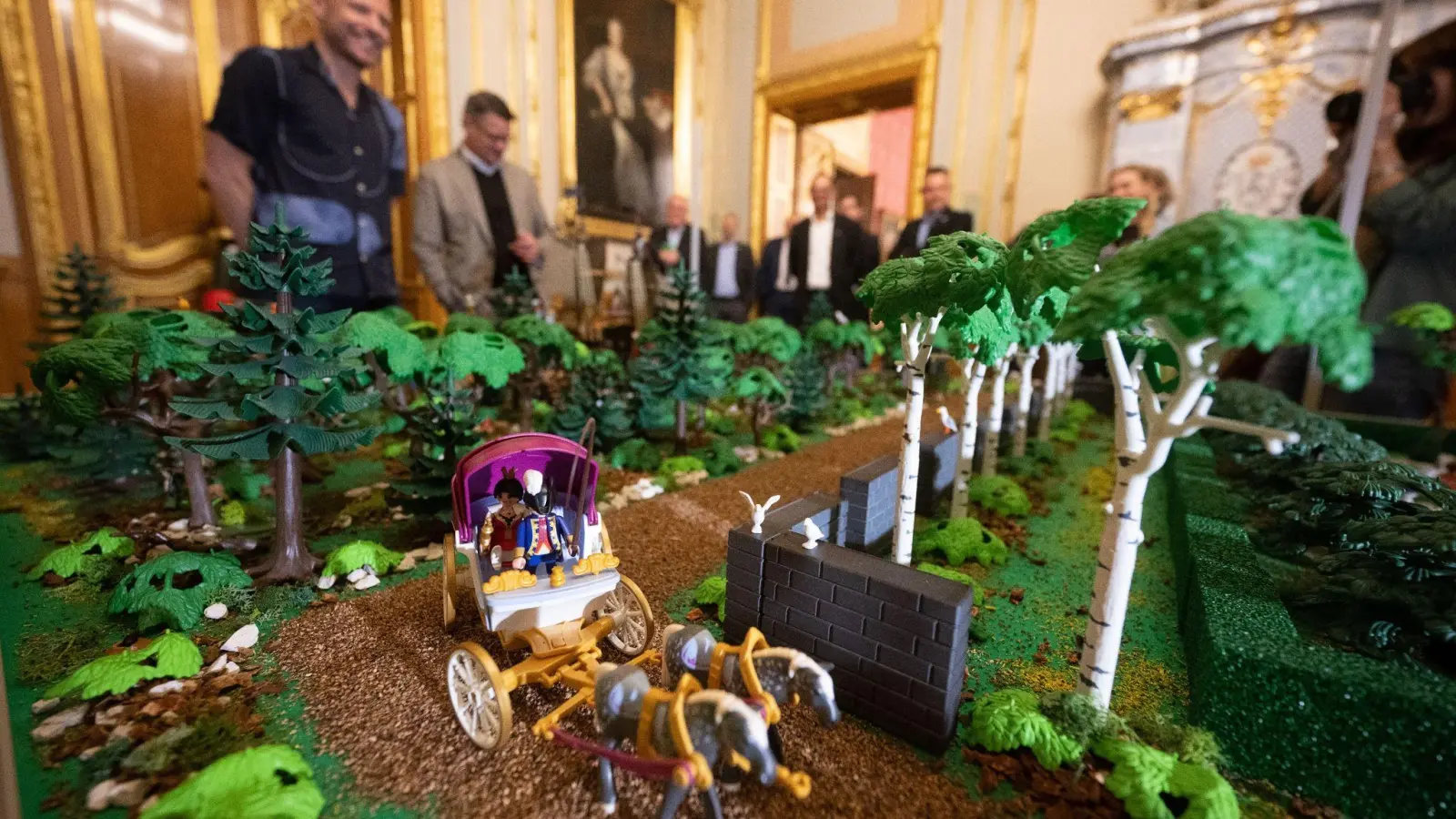 Die Ausstellung zeigt die deutsche Demokratiegeschichte in elf Dioramen aus tausenden Playmobil-Teilen. (Foto: Sebastian Christoph Gollnow/dpa)