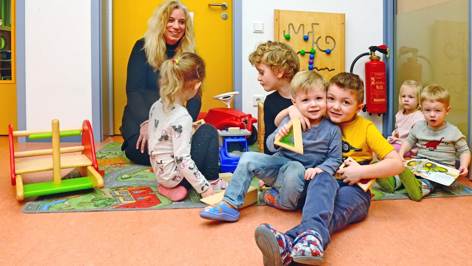 Das Team im KiBiZ Sachsen betreut im Krippen- und Kindergartenbereich auch Kinder von US-amerikanischen Soldaten. Die Kooperation läuft gut, findet Einrichtungsleiterin Anke Brettschneider (links). (Foto: Jim Albright)