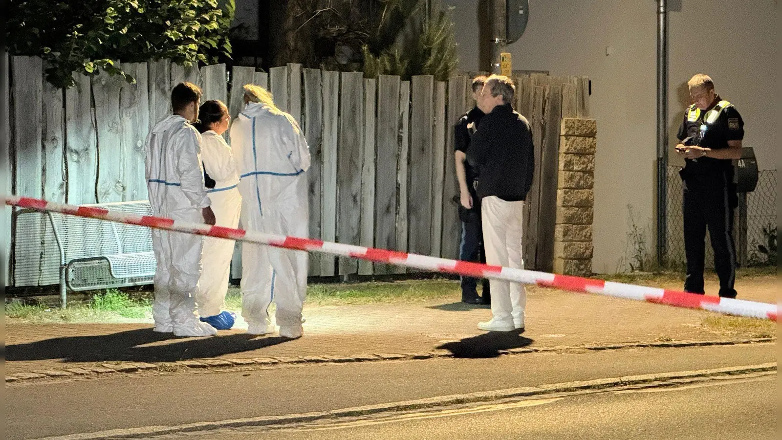 Polizisten und Mitarbeiter der Spurensicherung arbeiten am Tatort: Die Tatwaffe war nach Angaben der Staatsanwaltschaft ein Taschenmesser. (Foto: Goppelt/Vifogra /dpa)