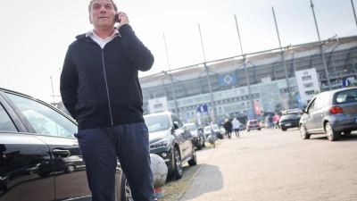 Thomas Wüstefeld, Noch-Vorstand des Hamburger SV, telefoniert vor einem Spiel auf dem Parkplatz vor dem Stadion. (Foto: Christian Charisius/dpa)