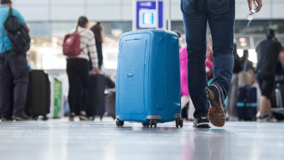 Passen die Maße? Zu großes Handgepäck kann für Passagiere teuer werden. (Foto: Silas Stein/dpa/dpa-tmn)