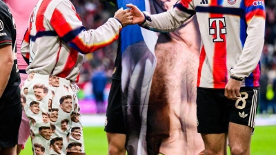 Serge Gnabry (m) sorgte für Erheiterung bei den Teamkollegen. (Foto: Tom Weller/dpa)