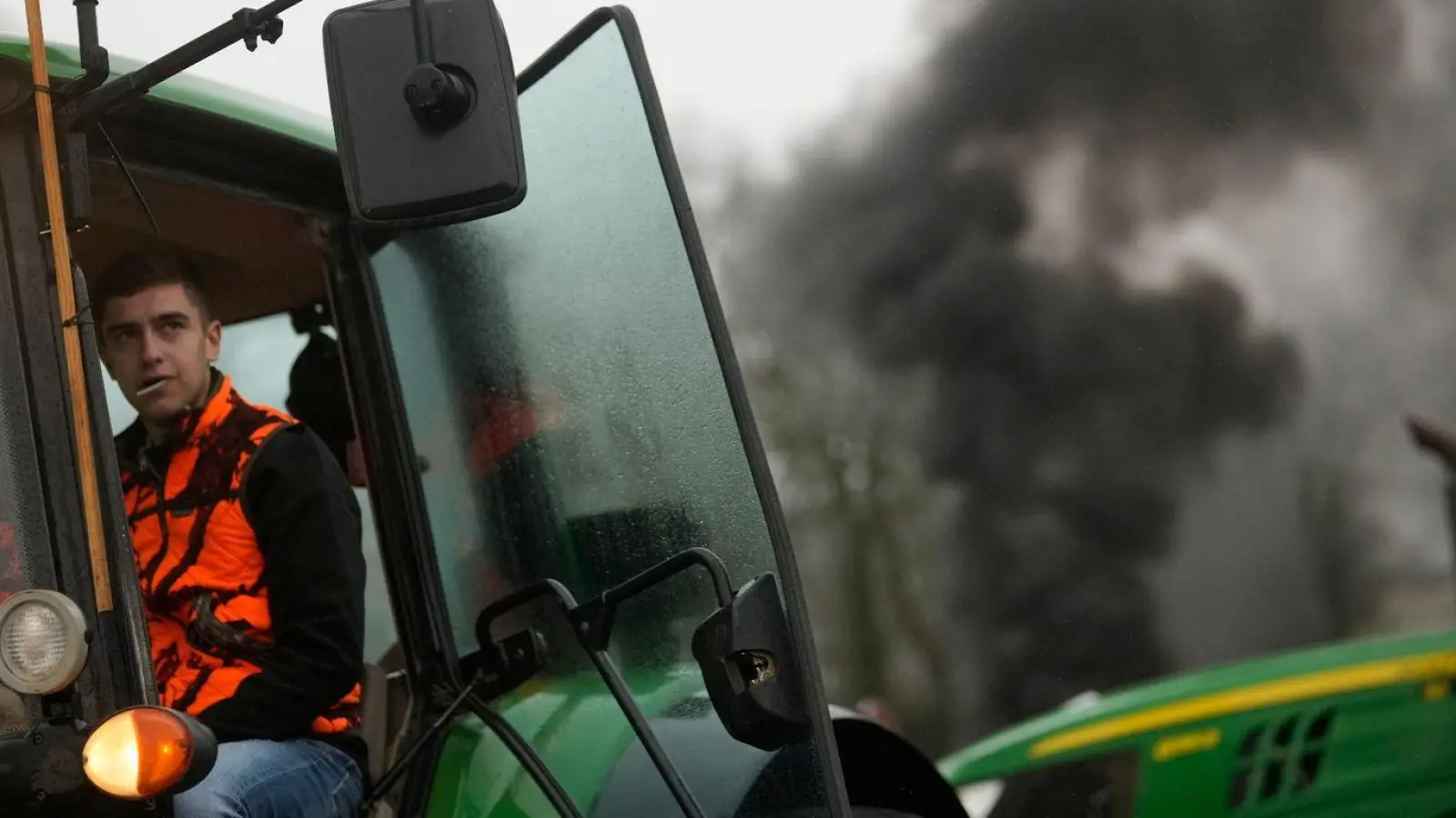 Franzöische Landwirte blockieren einen Kreisverkehr. (Foto: Thibault Camus/AP/dpa)