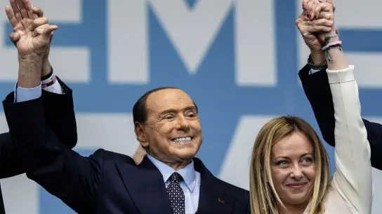 Forza-Italia-Chef Silvio Berlusconi und die Vorsitzende der rechtsradikalen Fratelli d&#39;Italia, Giorgia Meloni, gemeinsam im Wahlkampf. (Foto: Oliver Weiken/dpa)