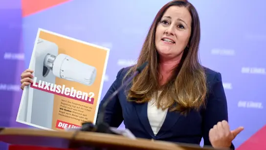Linken-Chefin Janine Wissler präsentiert ein Plakat für die Kampagne „Menschen entlasten. Preise deckeln. Übergewinne besteuern“. (Foto: Britta Pedersen/dpa)