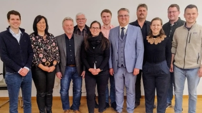 Die neuen Mitglieder des Gemeinderats Petersaurach mit Bürgermeister Mogge (im Anzug): von links Maximilian Birle, Bettina Helmreich, Herbert Albrecht, Friedrich Schröder, Sarah Friedrich-Bernhardt, Anton Lingmann, Thomas Scherzer, Michaela Betz, Michael Schneider und Franz Hausmann.  (Foto: Eckard Dürr)