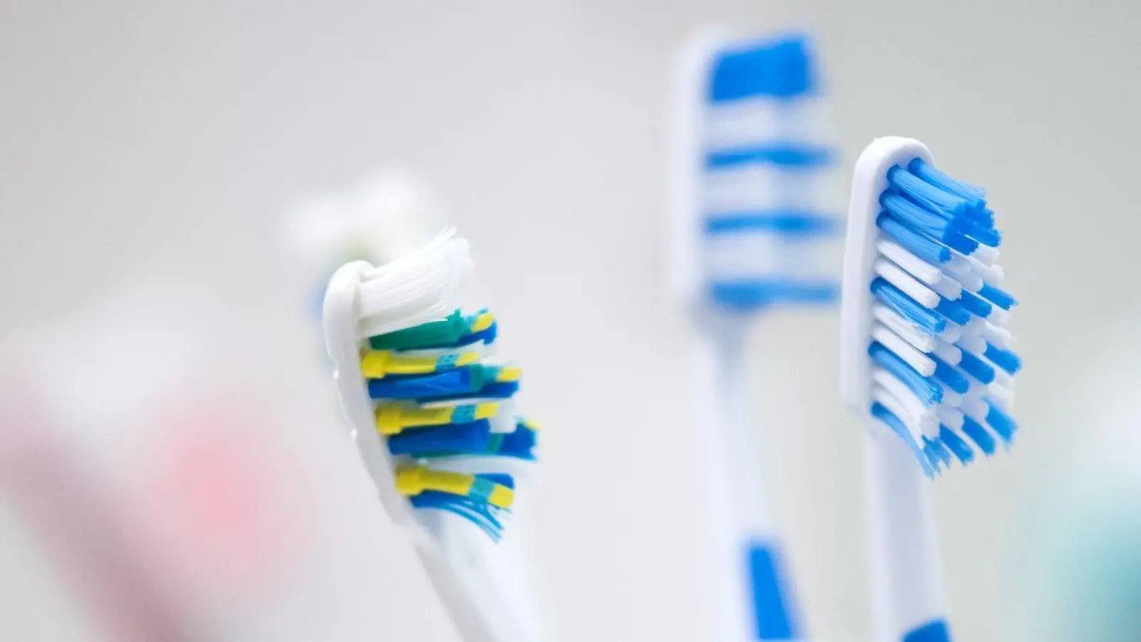 Manche Menschen brauchen Hilfe beim Zähneputzen, hier sind individuelle Lösungen entscheidend, z.B. die Wahl zwischen Hand- oder elektrischer Zahnbürste je nach Bedürfnis des Gegenübers. (Foto: Andrea Warnecke/dpa-tmn)