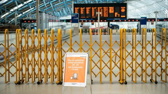 Hier geht nichts mehr: Geschlossene Bahnsteige im Bahnhof Waterloo in London. (Foto: Dominic Lipinski/PA/AP/dpa)