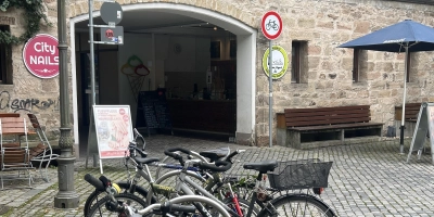 Im Bereich Durchgangsschulhaus zeugt ein Schild davon, dass Radfahrerinnen und Radfahrer hier absteigen müssen. Die Realität sieht häufig anders aus. (Foto: Florian Pöhlmann)