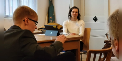 Museumsleiter Jochen Ringer berichtete Simone Schön von der Landesstelle für die nichtstaatlichen Museen von den Diebstählen in den Museen im Alten Schloss in Neustadt. (Foto: Nina Daebel)
