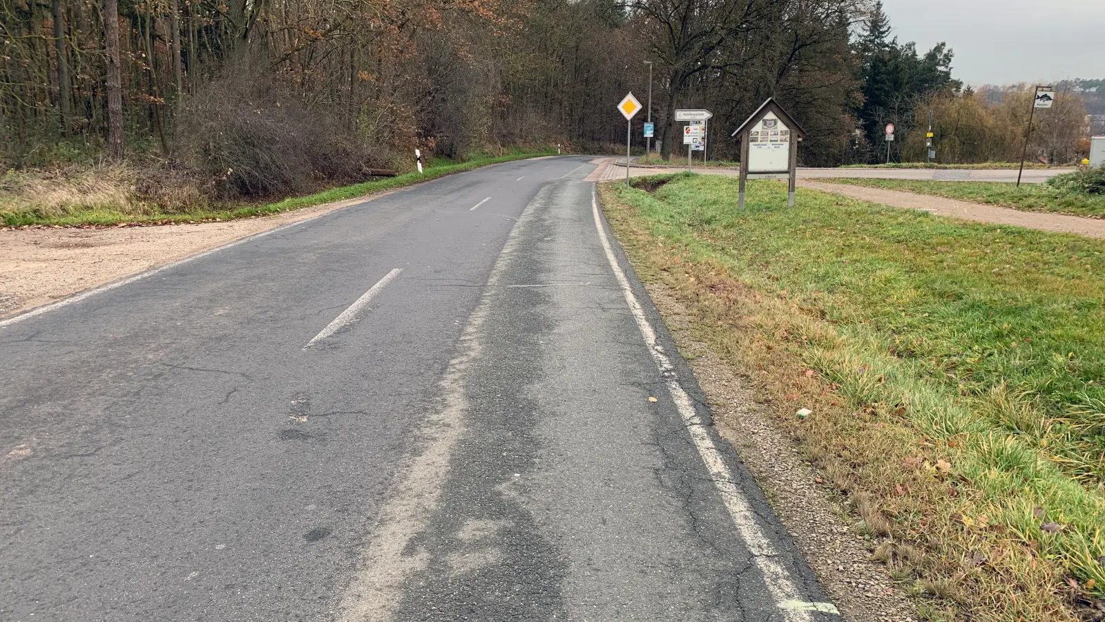 Die Kreisstraße 26 im Süden von Dietenhofen wird in den nächsten Wochen saniert. (Foto: Landratsamt)