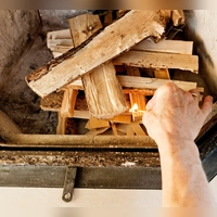Trockenes Holz ist entscheidend: Der Feuchtegehalt des Brennholzes darf höchstens 25 Prozent betragen. (Foto: picture alliance / dpa-tmn)