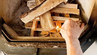 Trockenes Holz ist entscheidend: Der Feuchtegehalt des Brennholzes darf höchstens 25 Prozent betragen. (Foto: picture alliance / dpa-tmn)