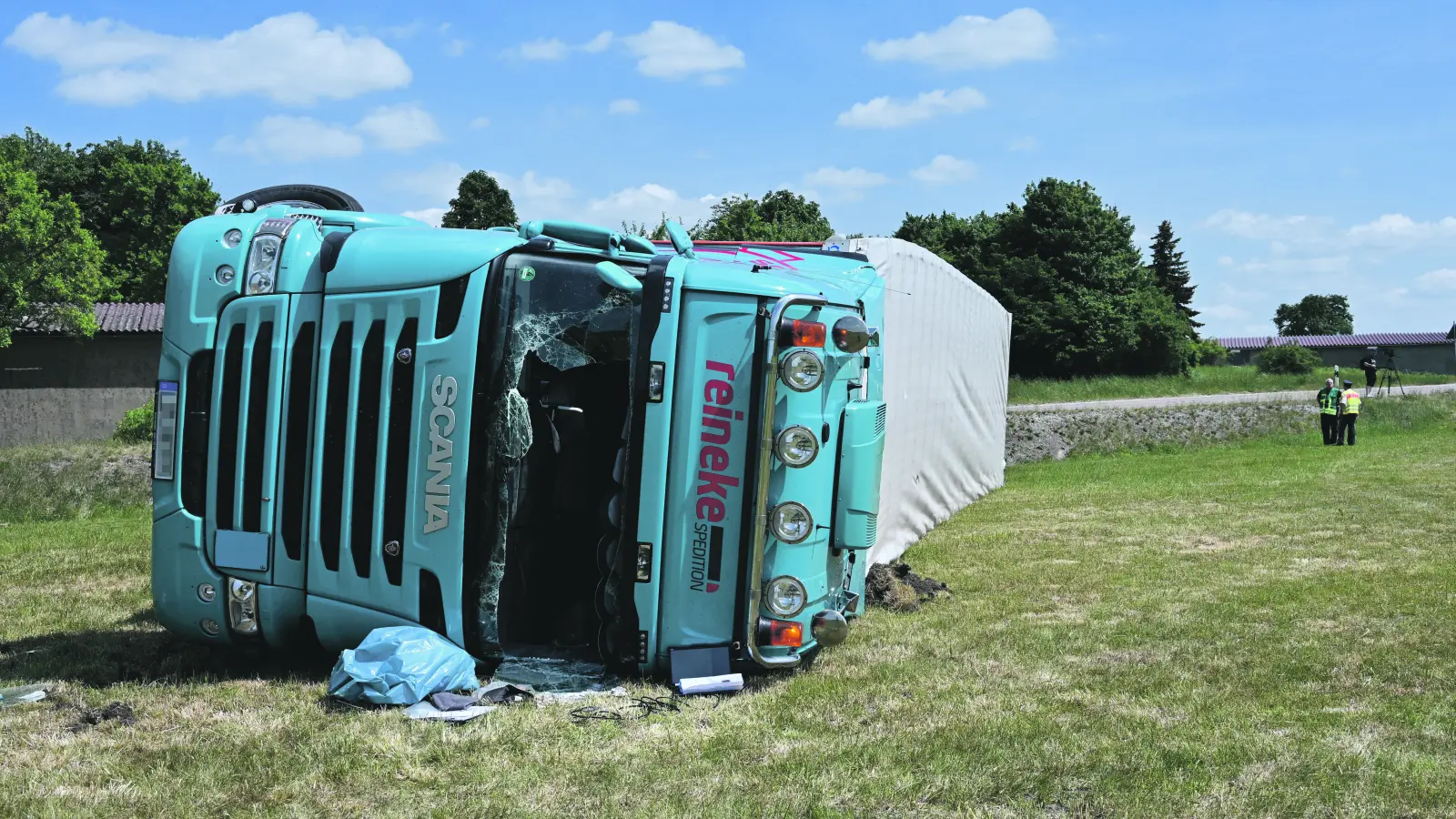 Über die aufgeschnittene Windschutzscheibe bargen die Helfer der Feuerwehr den 56-Jährigen. (Foto: Manfred Blendinger)