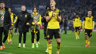 Erlebte im Spiel beim HSV einen Schreckmoment: BVB-Nationalspieler Nico Schlotterbeck (vorne, r). (Foto: Christian Charisius/dpa)