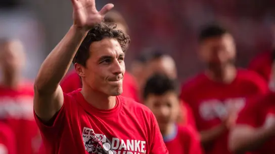 Leverkusens Julian Baumgartlinger will seine Karriere fortsetzen. (Foto: Marius Becker/dpa)