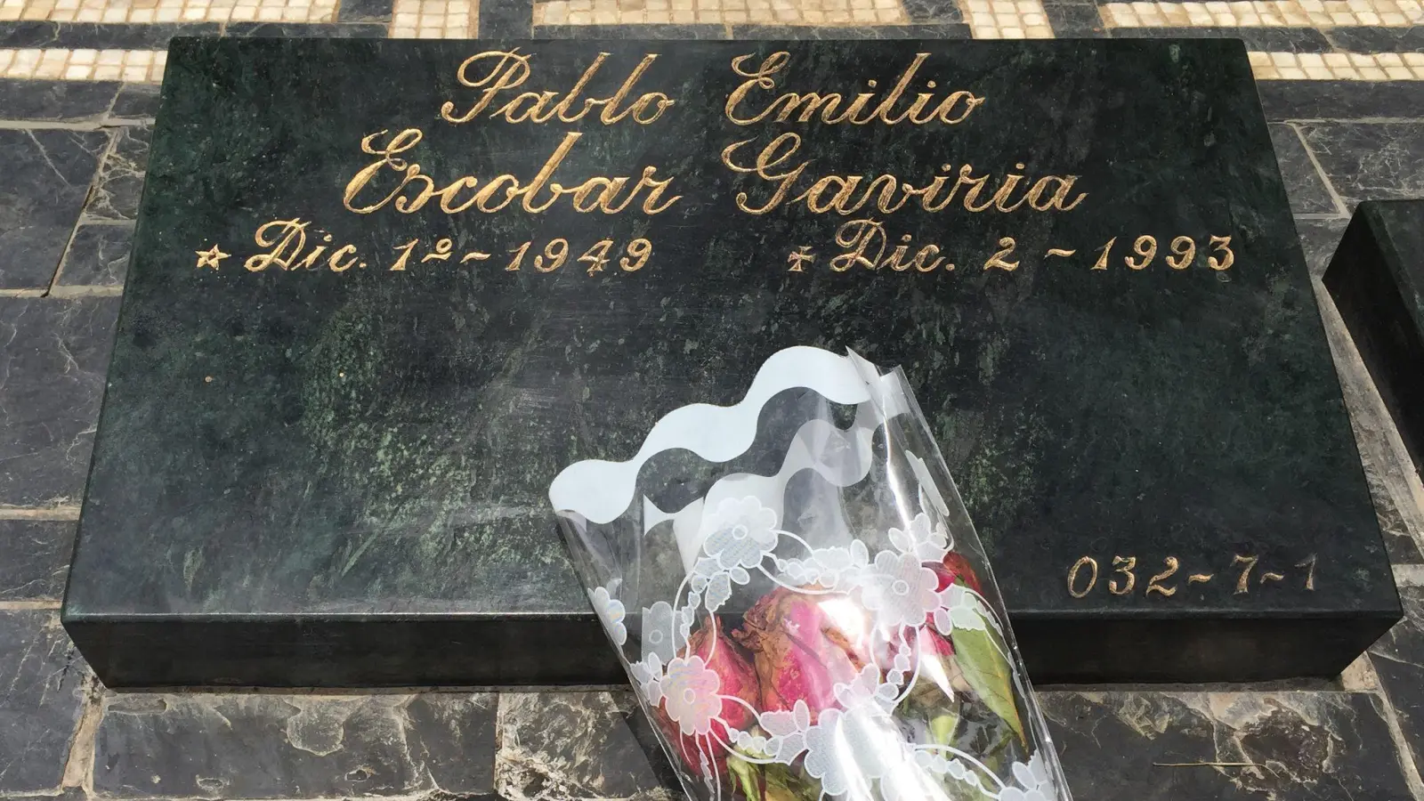 Das Grab von Drogenboss Pablo Escobar in Medellín. (Foto: Georg Ismar/dpa)